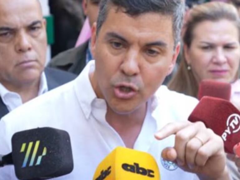 Santiago Peña, notoriamente molesto con la prensa, señala con el dedo a un cronista de ABC Color, quien le hizo una consulta sobre sus vínculos con ueno bank.