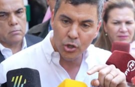 Santiago Peña, notoriamente molesto con la prensa, señala con el dedo a un cronista de ABC Color, quien le hizo una consulta sobre sus vínculos con ueno bank.