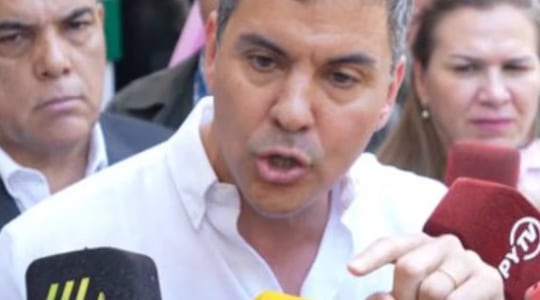Santiago Peña, notoriamente molesto con la prensa, señala con el dedo a un cronista de ABC Color, quien le hizo una consulta sobre sus vínculos con ueno bank.
