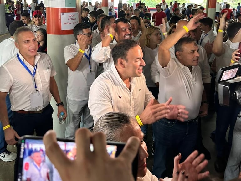 Blas Reguera, candidato a presidente de Cerro Porteño, llega para votar en las elecciones del club.