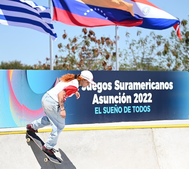 Luz Ramírez, representante nacional en el skateboarding, durante la Final femenina en el Skate Park en el Comité Olímpico Paraguayo.