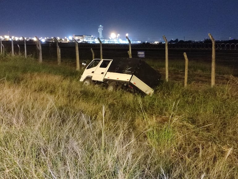 Este camión Mitsubishi Canter fue uno de los vehículos involucrados en un accidente sobre la autopista Silvio Pettirossi.