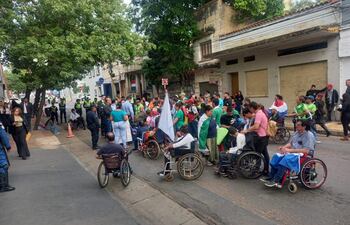Personas con discapacidad llegan hasta el portón de entrada de la Cámara de Diputados.