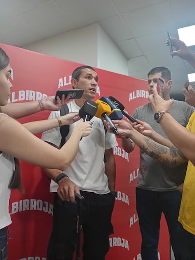 El zaguero central de Cerro Porteño, Víctor Gustavo Velázquez Ramos (34 años) abordado por los medios de comunicación antes de emprender viaje con destino a Grecia, donde la selección paraguaya disputará su primer partido amistoso.