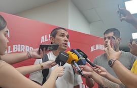 El zaguero central de Cerro Porteño, Víctor Gustavo Velázquez Ramos (34 años) abordado por los medios de comunicación antes de emprender viaje con destino a Grecia, donde la selección paraguaya disputará su primer partido amistoso.