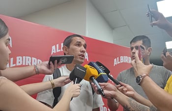 El zaguero central de Cerro Porteño, Víctor Gustavo Velázquez Ramos (34 años) abordado por los medios de comunicación antes de emprender viaje con destino a Grecia, donde la selección paraguaya disputará su primer partido amistoso.