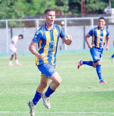 Festejo de Ángel Ibarra, autor del primer gol del Cristóbal Colón de J. Augusto Saldívar. Atrás, el experimentado Miguel Paniagua.