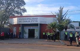 El edificio de la Municipalidad de Zanja Pytã, con custodia policial permanente.