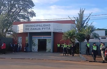 El edificio de la Municipalidad de Zanja Pytã, con custodia policial permanente.