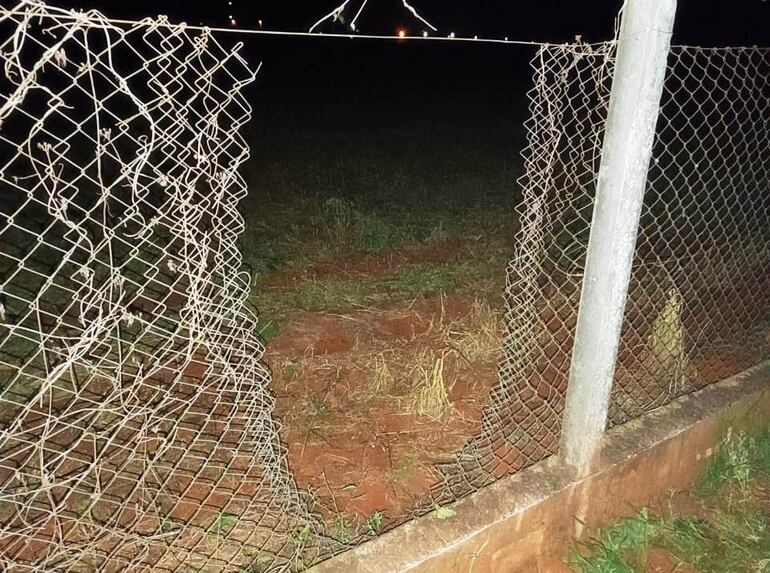 Los delincuentes cortaron el tejido para llegar hasta la vivienda.
