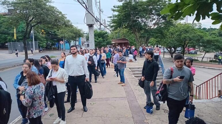 Usuarios del transporte público se acumulan en zona de la Estación de Buses de Asunción, donde se evidencia la regulada de colectivos en un horario de gran movimiento de personas