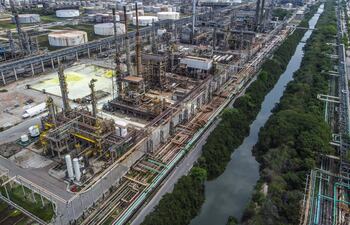 Fotografía aérea tomada con un dron que muestra la refinería de Petrobras en Duque de Caxias (REDUC), hoy, en Río de Janeiro (Brasil).