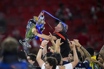 El director técnico del PSG, Luis Enrique, celebra con el trofeo tras ganar la final de la Liga de Campeones de la UEFA entre el París Saint-Germain y el Arsenal en el Puskás Aréna en Budapest, Hungría.