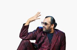 Gustavo Cabaña celebra 25 años de carrera con el humor, a través de un nuevo espectáculo teatral.