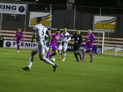 Momento del partido entre Tacuary y Libertad por la fecha 18 del torneo Apertura 2024 del fútbol paraguayo en los Jardines del Kelito, en Asunción.