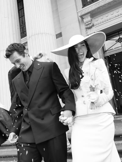 Dua Lipa y Callum Turner saliendo felices de la ceremonia de matrimonio civil en Londres.