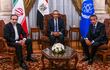 El ministro de Exteriores de Irán, Abás Araqchi (a la izquierda) y el secretario general del Organismo Internacional de Energía Atómica, Rafael Grossi (a la derecha), durante su reunión con el ministro de Exteriores de Egipto, Bard Abdelatty, ayer en El Cairo.