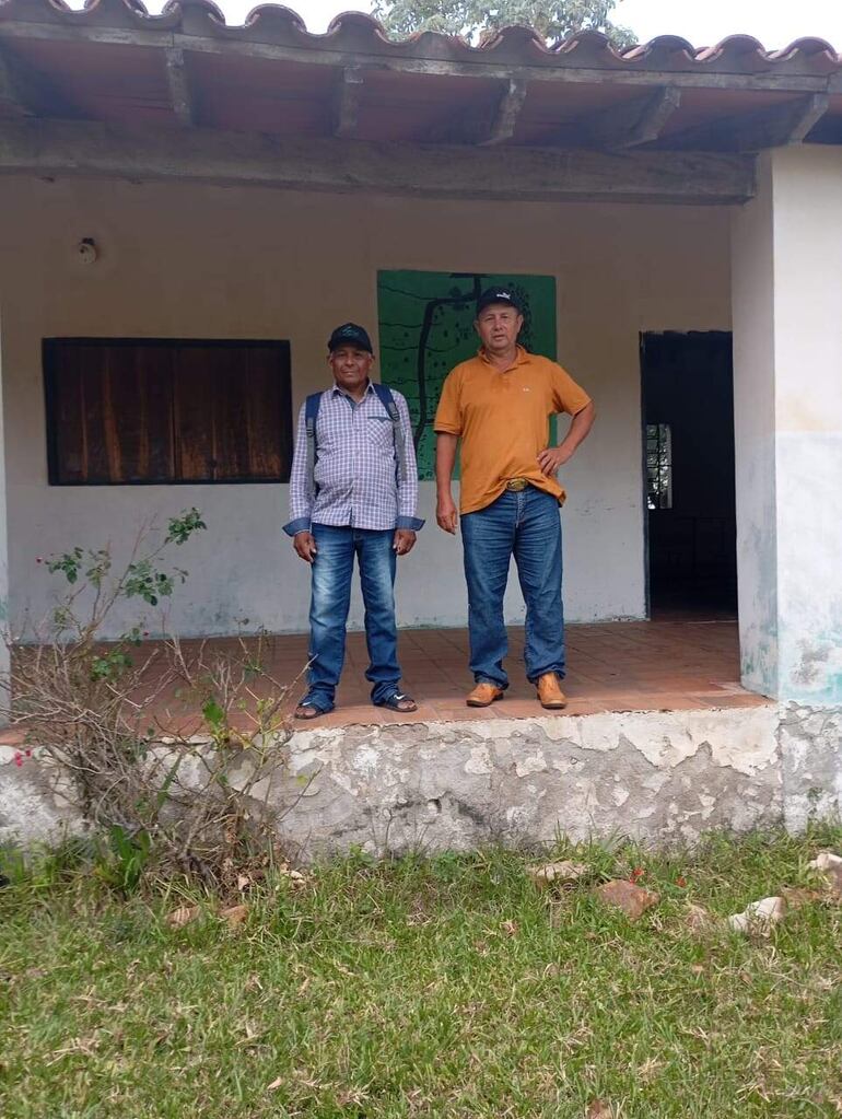 Los gestores de la reapertura de la escuela, Félix Colmán y Eladio Bareiro Ruiz, impotentes, llegaron a su comunidad sin noticias favorables.