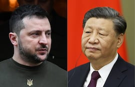 Esta composición de imágenes muestra al presidente de Ucrania, Volodímir Zelenski (izq.) y al presidente de China, Xi Jinping
