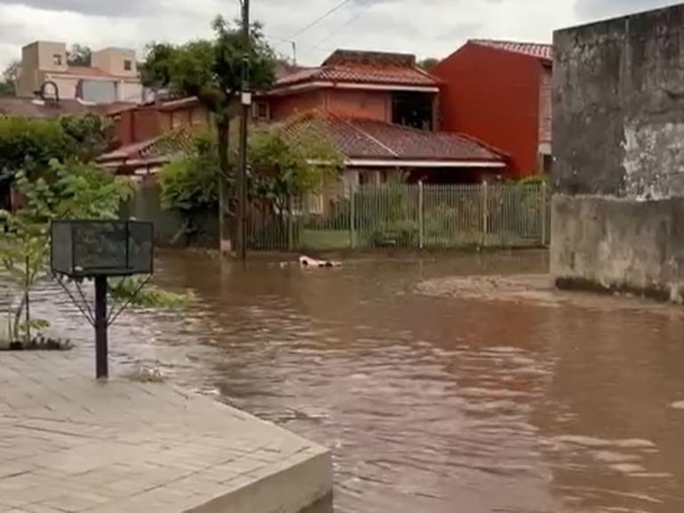 Calles del barrio Mburucuyá bajo agua.