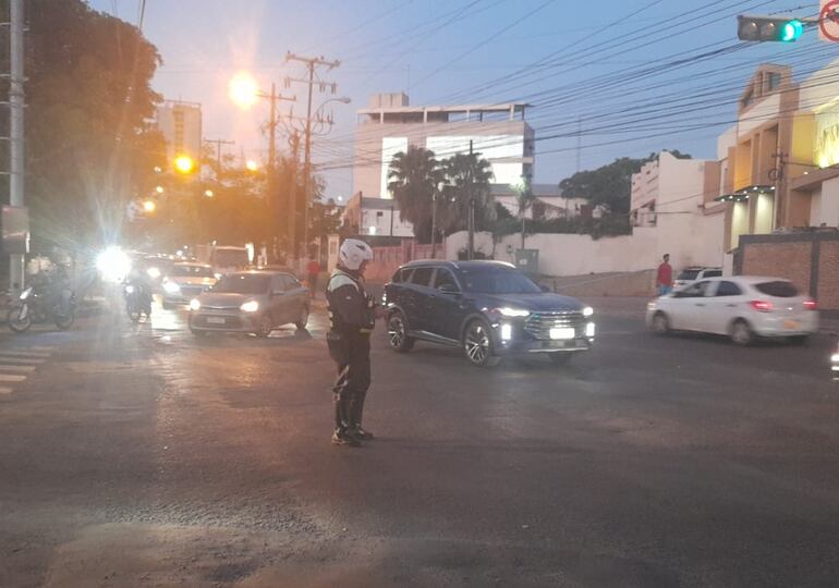 Un agente de PMT redirigiendo a conductores en la avenida Artigas, este miércoles. (gentileza).
