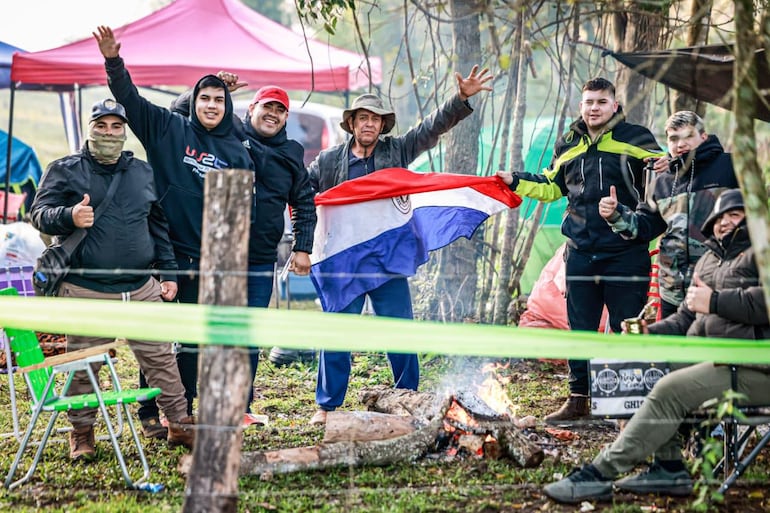 Si sos paraguayo y te gusta el Mundial de Rally, que se note, con la infaltabe bandera paraguaya en cada tramos del Rally del Paraguay.