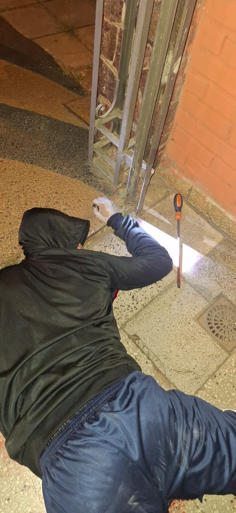 El cuerpo de Emerson Giovanni Ruiz Acosta en el acceso de la casa que atracó.