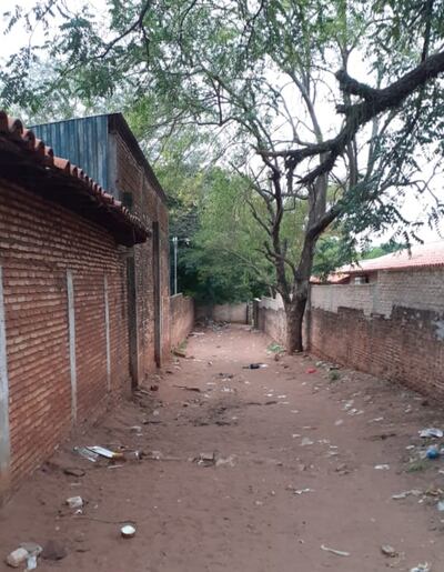 Una  calle sin nombre ubicada detrás de la Terminal de Ómnibus conduce al baldío donde fue encontrado el cadáver de la niña.