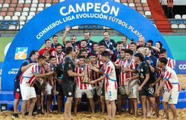 Los Pynandi celebran a lo grande la obtención del bicampeonato de la Liga Evolución de fútbol playa.