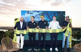 Autoridades del Tour de Francia, en el lanzamiento de la etapa Paraguay para el 2026.