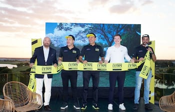 Autoridades del Tour de Francia, en el lanzamiento de la etapa Paraguay para el 2026.