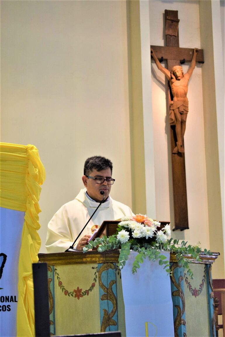 Padre Osmar López, pidió seguir el ejemplo de Cristo como Pueblo de Dios.