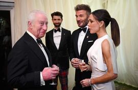 El rey Carlos III de Gran Bretaña junto a la diseñadora de moda británica Victoria Beckham y el exfutbolista británico David Beckham.