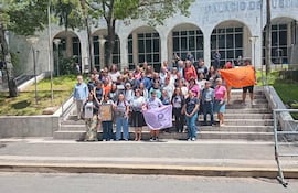 Los manifestantes se reunieron frente al Palacio de Justicia.