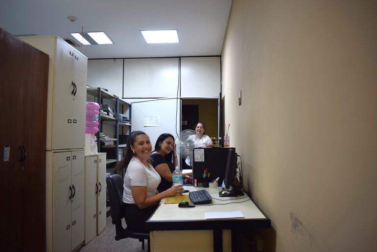 Funcionarios judiciales hacen vaquita para comprar ventiladores por un sistema de climatización obsoleto.