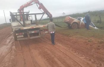 Un año después, la promesa del asfalto sigue en el barro: accidente evidencia abandono del tramo Borja-Mbuyapey.