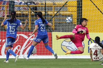 María Martínez Vecca (c), jugadora de la Universidad de Chile, anota un gol en un partido de la Copa Libertadores Femenina 2023 ante Universitario de Deportes en el estadio de Techo, en Bogotá, Colombia.