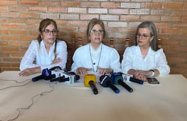 Silvana, Beatriz y Lorena Denis Bareiro, hijas del secuestrado Óscar Denis, durante la conferencia de prensa por los seis años cumplidos del secuestro del político liberal.