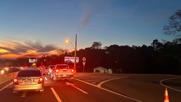 Intenso tráfico este domingo en el kilómetro 47 de la ruta PY02, en la compañía Pedrozo de Ypacaraí.