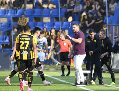 El entrenador de Guaraní, Ariel Galeano brindando indicaciones en el duelo ante Rubio Ñu, por la quinta ronda del torneo Clausura 2026.
