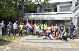 Quinieleros se movilizaron frente a Conajzar para exigir el fin del monopolio de juegos de azar, en la jornada de este miércoles 18 de setiembre.