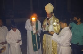 Mons. Gabriel Escobar da luz al Cirio Pascual, en la Catedral de Fuerte Olimpo.
