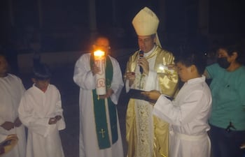 Mons. Gabriel Escobar da luz al Cirio Pascual, en la Catedral de Fuerte Olimpo.