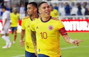 Fotografía cedida por la Federación Colombiana de Fútbol que muestra al jugador Juan Fernando Quintero de Colombia (c) mientras celebra junto a sus compañeros luego de convertir un gol ante el seleccionado de Honduras durante el partido amistoso jugado hoy, en el DRV PNK Stadium de Fort Lauderdale (Estados Unidos).