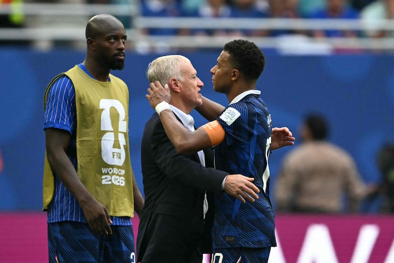 El director técnico de Francia, Didier Deschamps (C), habla con el delantero de Francia Kylian Mbappé tras perder el partido por el tercer puesto del torneo de fútbol de la Copa Mundial 2026 entre Francia e Inglaterra en el Miami Stadium de Miami.