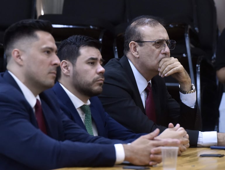 Con las manos en la boca, el senador cartista Erico Galeano durante la lectura de su sentencia a 13 años de cárcel.