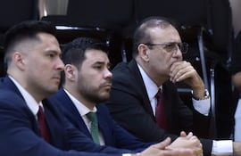 Los abogados Luis Almada y Ricardo Estigarribia con su defendido, el senador colorado Erico Galeano, atentos a la sentencia que condenó al legislador a 13 años de cárcel.