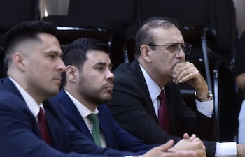 El senador Erico Galeano (izq,.). A su lado los abogados Ricardo Estigarribia (c) y Luis almada.