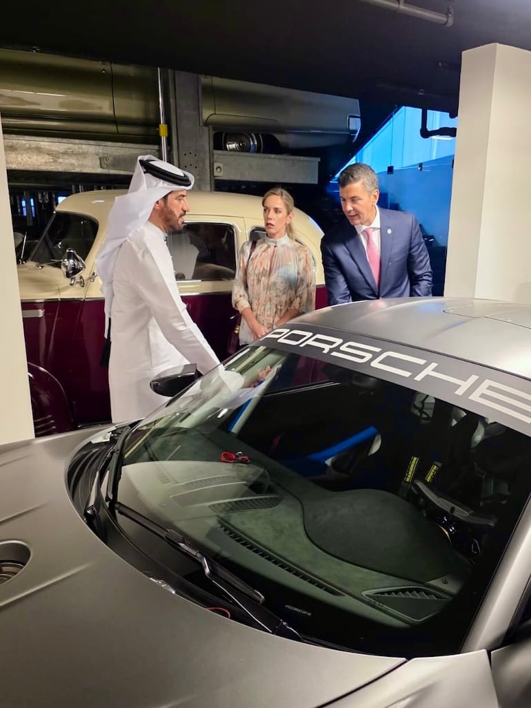 El presidente Peña y la primera dama Leticia Ocampos, junto al presidente del FIA, Mohammed ben Sulayem, en Dubái.B