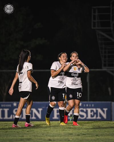 Festejo de Liz Peña, abriendo el marcador para las franjeadas.